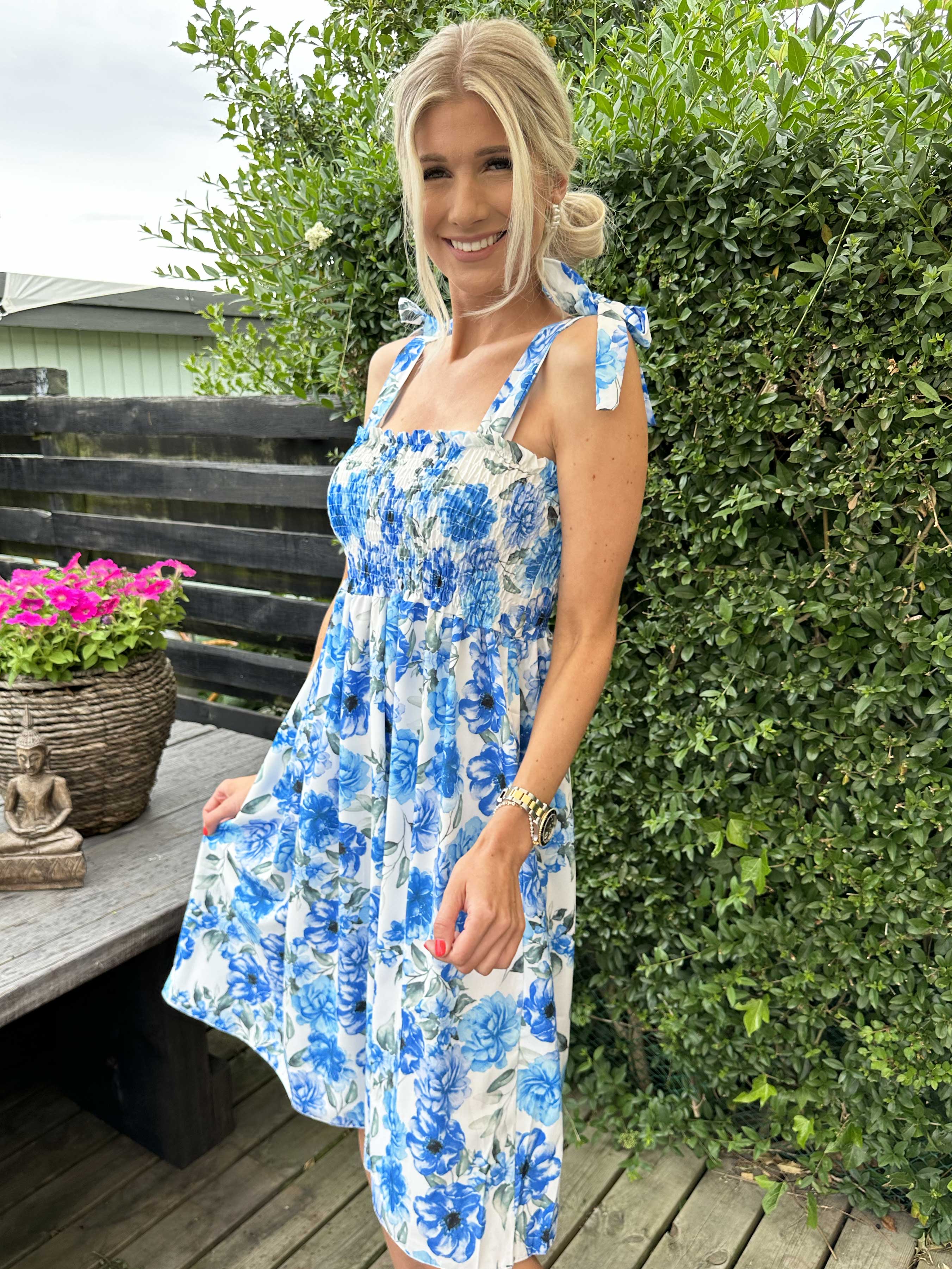 Ametrin - Kjole med sløjfe på stropperne og smock